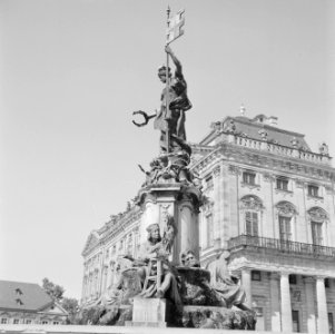 Frankonia-Brunnen gemaakt door Ferdinand von Miller aan de Ehrenhof-zijde van Re, Bestanddeelnr 254-3952