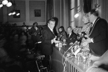 Fré Meis (CPN) biedt burgemeester Berger en diens echtgenote het geschenk een …, Bestanddeelnr 924-4318
