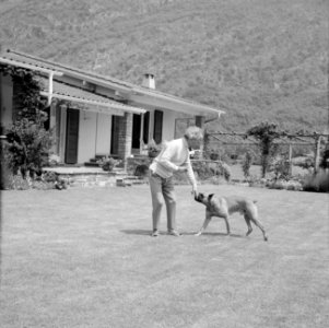 Frederic von Eugen met zijn hond Leo bij zijn huis in Losone (Tessin), Bestanddeelnr 254-5580