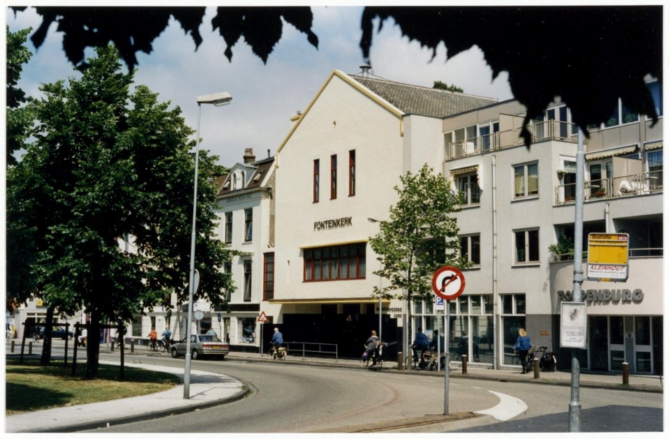 Frans Halsplein met de Fonteinkerk van de gereformeerde Vrijgemaakten. NL-HlmNHA 54036369br42947K