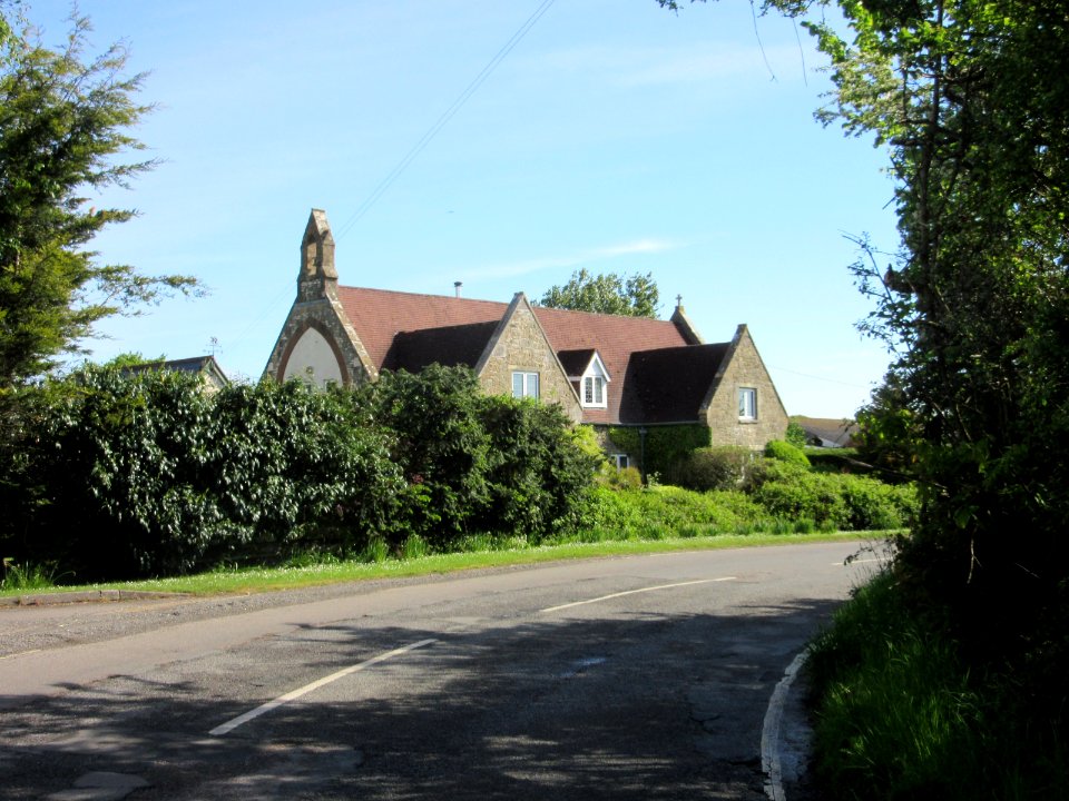 Former National School and Anglican Chapel, Locks Green, Isle of Wight (May 2016) (5)