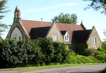 Former National School and Anglican Chapel, Locks Green, Isle of Wight (May 2016) (4)