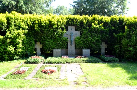 Frankfurt-Fechenheim, Friedhof, Grab A IV-1 Pfarrergräber der katholischen Kirchengemeinde