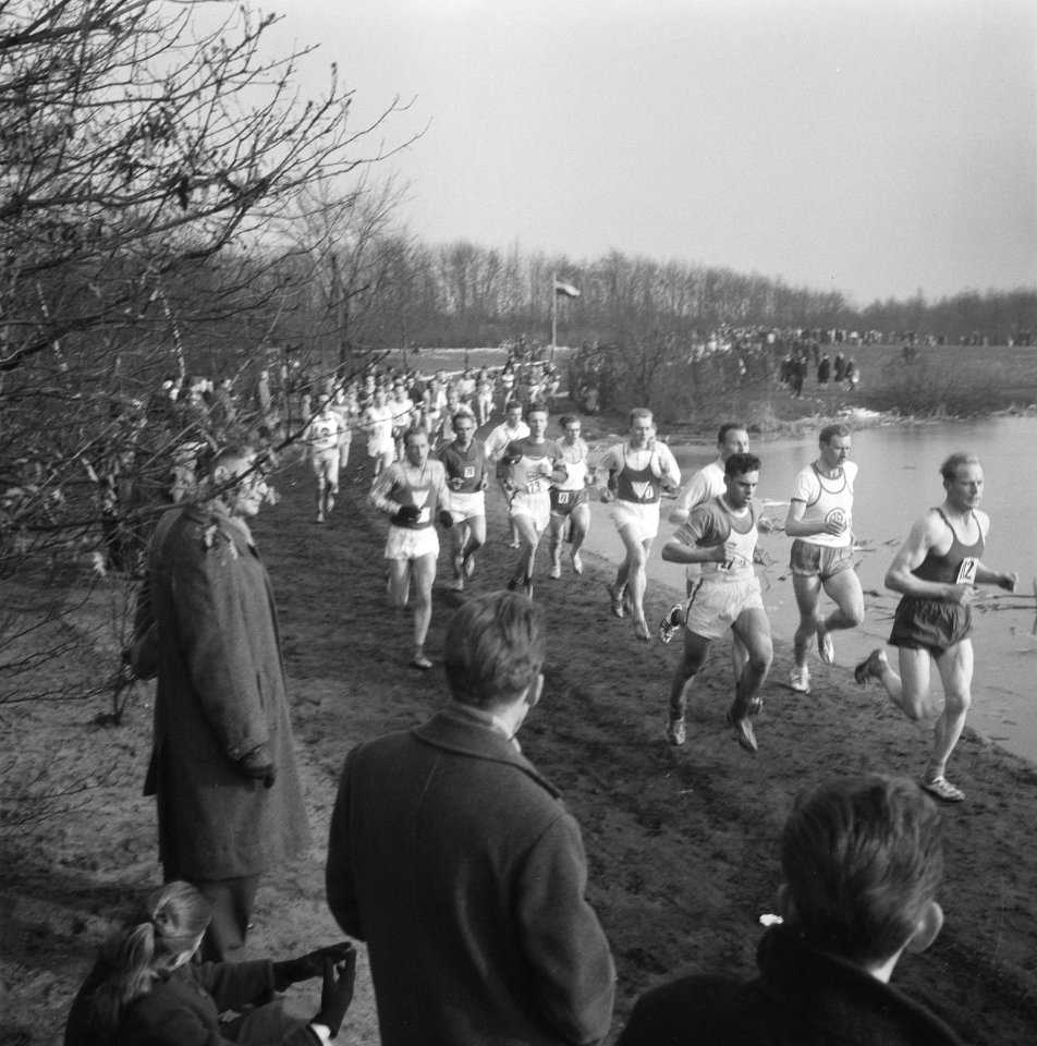 1200m Maple Leaf veldloop in Hilversum. Gerda Kraan (nummer 3) . Tijd 4.31.2, Bestanddeelnr 913-5954