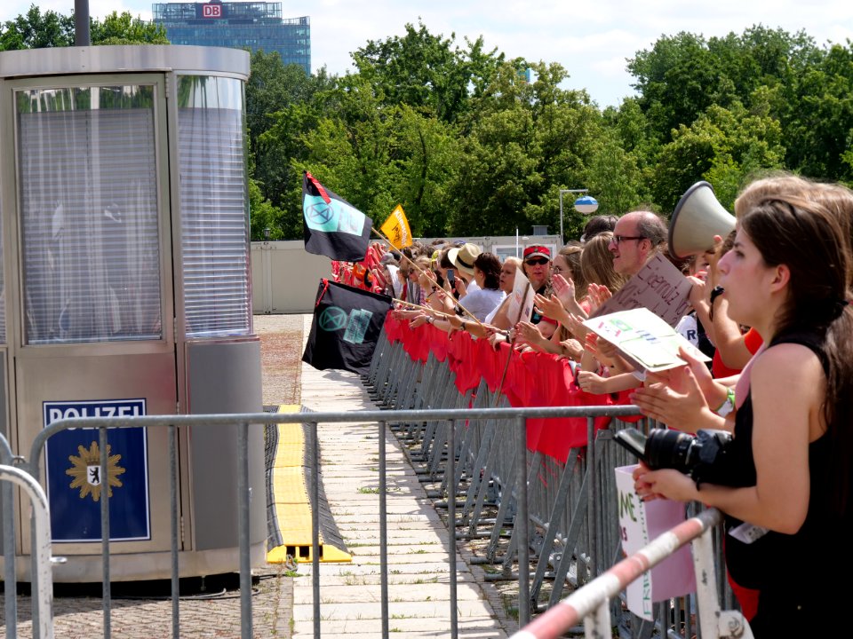 FridaysForFuture protest Berlin human chain 28-06-2019 59