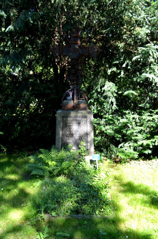Frankfurt-Niederrad, Friedhof, Grab B 13 Belz (1)