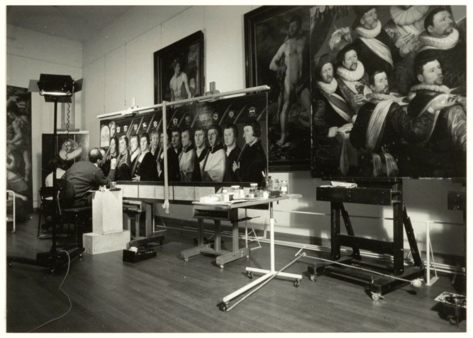 Frans Halsmuseum. Restaurateur Mark Aronson werkzaam aan de Jeruzalemvaarders van Jan van Scorel. NL-HlmNHA 54031733