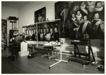 Frans Halsmuseum. Restaurateur Mark Aronson werkzaam aan de Jeruzalemvaarders van Jan van Scorel. NL-HlmNHA 54031733