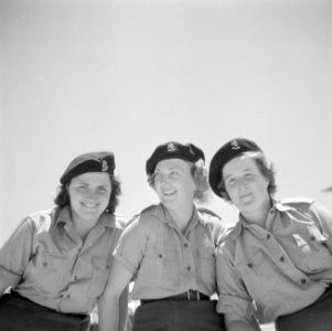 Drie leden van het Vrouwen Hulp Korps in Ataka, Bestanddeelnr 255-6871