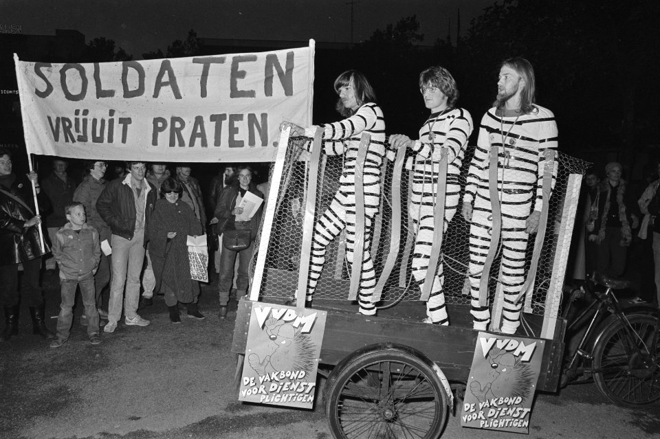 Drie VVDM-ers, van links naar rechts Joost Cammeraat, Jan Bleumer en Jan van Bee, Bestanddeelnr 931-7606