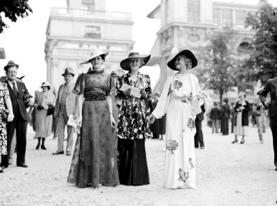 Drie modellen met kleding van Marcelle Landowska, Bestanddeelnr 255-9650