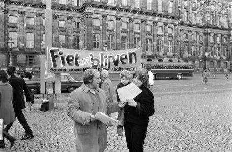 Frans Koster demonstreert voor cabaretprogramma op Dam, Amsterdam Frans Koster , Bestanddeelnr 923-9602