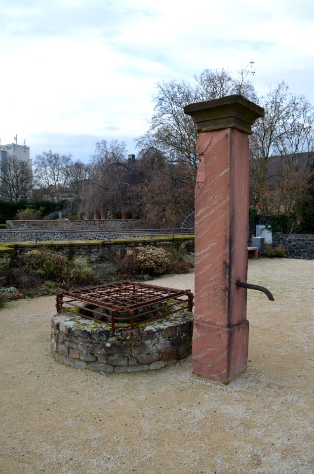 Frankfurt-Höchst, Brunnen am Schloss