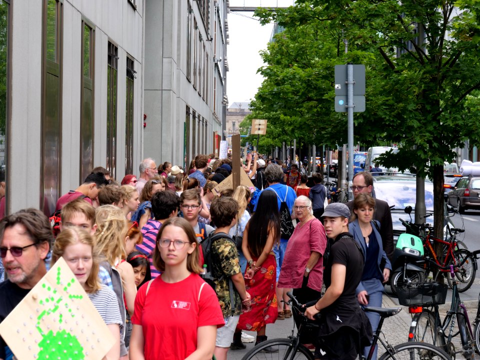 FridaysForFuture protest Berlin human chain 28-06-2019 43