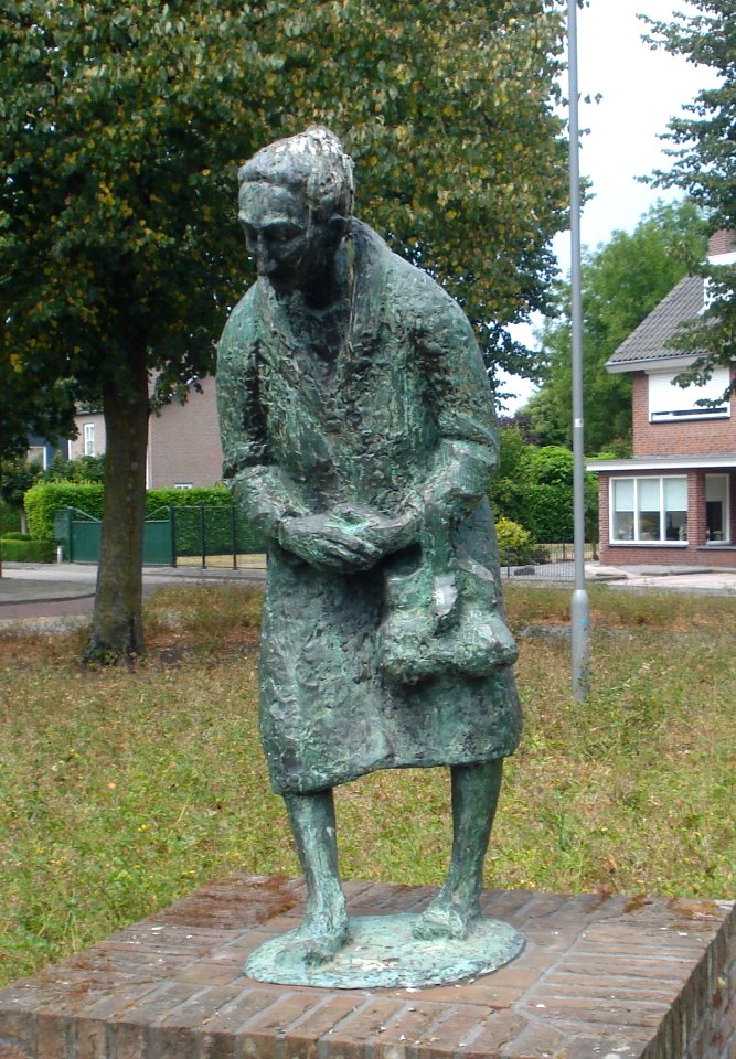 Drimmelen made kunstwerk winkelend vrouwtje