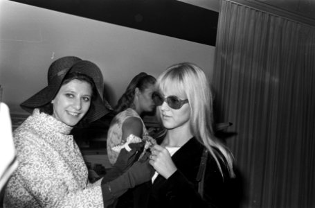 Franse zangeres Sylvie Vartan bij aankomst op Schiphol. Sylvie Vartan kreeg bloe, Bestanddeelnr 922-5956