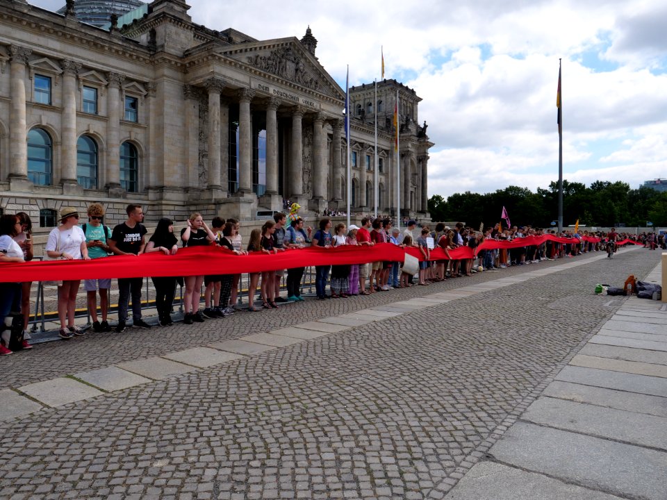 FridaysForFuture protest Berlin human chain 28-06-2019 18