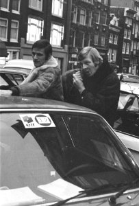 Dronten elfstedenroute van start Amsterdam, Gijs van Lennep (r) en Henk Terlinge, Bestanddeelnr 925-2781