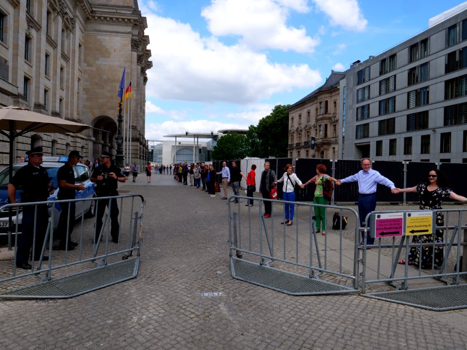 FridaysForFuture protest Berlin human chain 28-06-2019 50