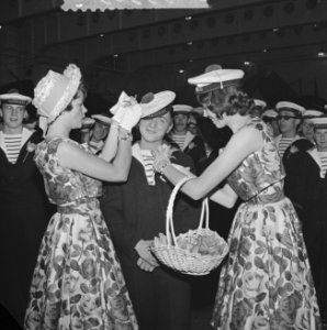 Frans smaldeel in Rotterdam Haarlemse bloemenmeisjes versieren een Franse m…, Bestanddeelnr 913-9563