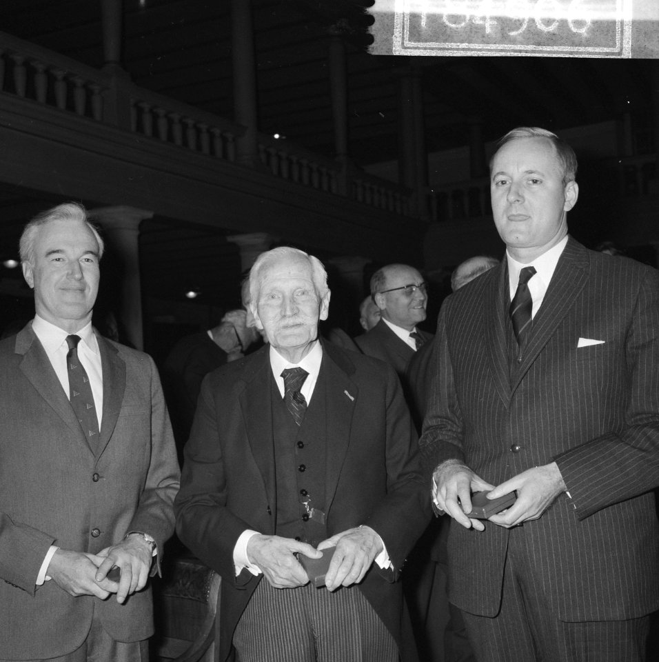 Drie medailles uitgereikt aan v.l.n.r. professor doctor Britton, professor docto, Bestanddeelnr 918-4906