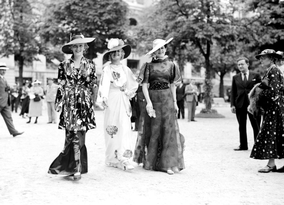 Drie modellen met kleding van Marcelle Landowska, Bestanddeelnr 255-9648