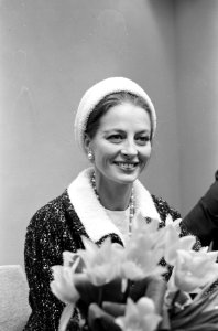Franse filmster Capucine Aankomst Schiphol, Bestanddeelnr 913-8105