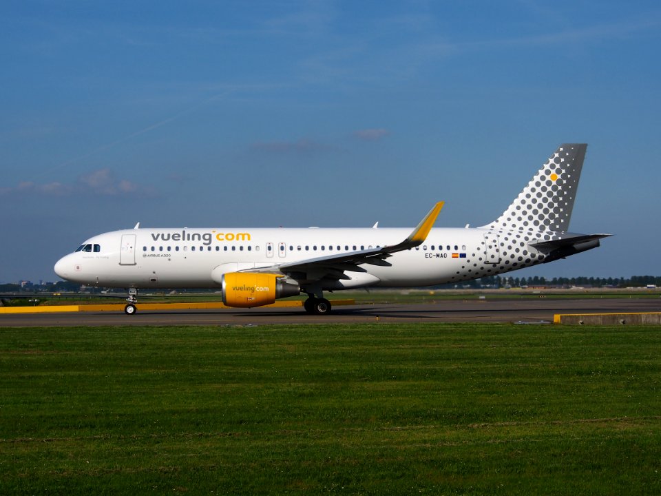 EC-MAO, Vueling Airbusa320 taxiing at Schiphol (AMS - EHAM), The Netherlands, 17may2014, pic-4