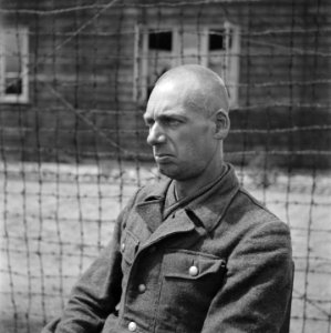 Een geïnterneerde voormalige kampbewaarder na het kaalscheren, Bestanddeelnr 900-4841