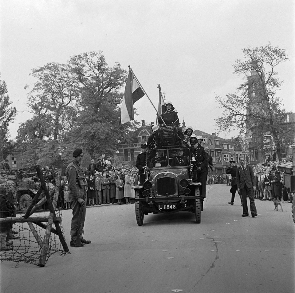 Een historische brandweerwagen rijdt mee in een optocht, Bestanddeelnr 900-2849