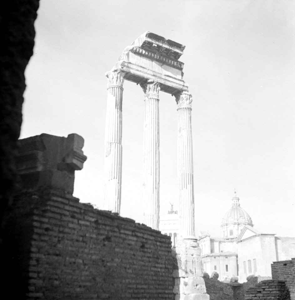 Drie Korinthische zuilen met een stuk architraaf de enige resten van de tempel …, Bestanddeelnr 254-5520