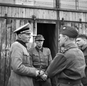 Een hoge Duitse officier spreekt met kamppersoneel, Bestanddeelnr 900-3418