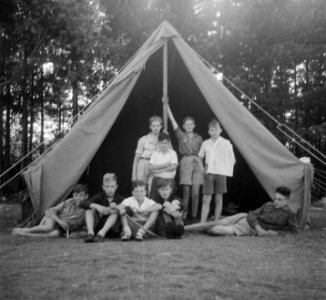 Een groep jongens voor een tent, Bestanddeelnr 904-0933