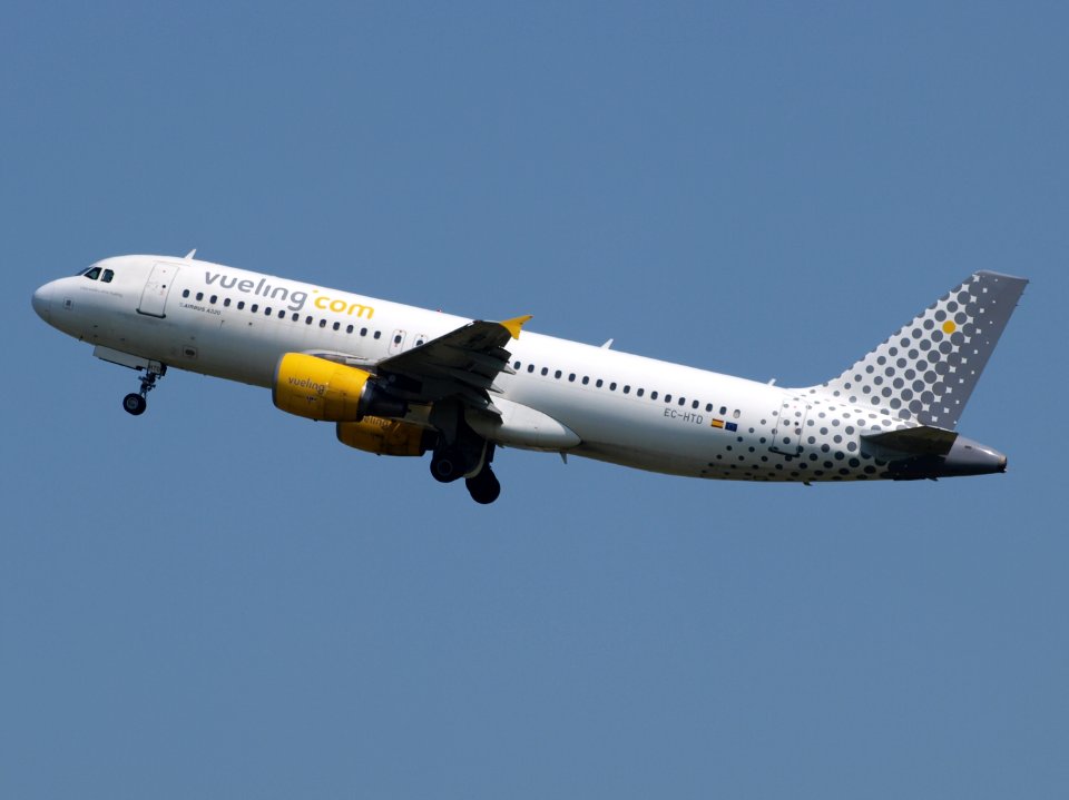 EC-HTD Vueling Airbus A320-214 - cn 1550 take-off 21July2013 pic-004