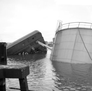 Drijvende bak met petroleumtank omgeslagen in petroleumhaven, Bestanddeelnr 912-1611