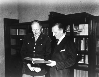 Een groot aantal Amerikaanse professoren en 6 militaire artsen brengen een bezoe, Bestanddeelnr 901-2289