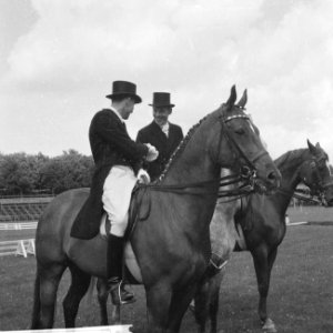 Dressuur Concours te Rotterdam, links R Klimke en rech H Boldt , beide Duitser, Bestanddeelnr 914-2347