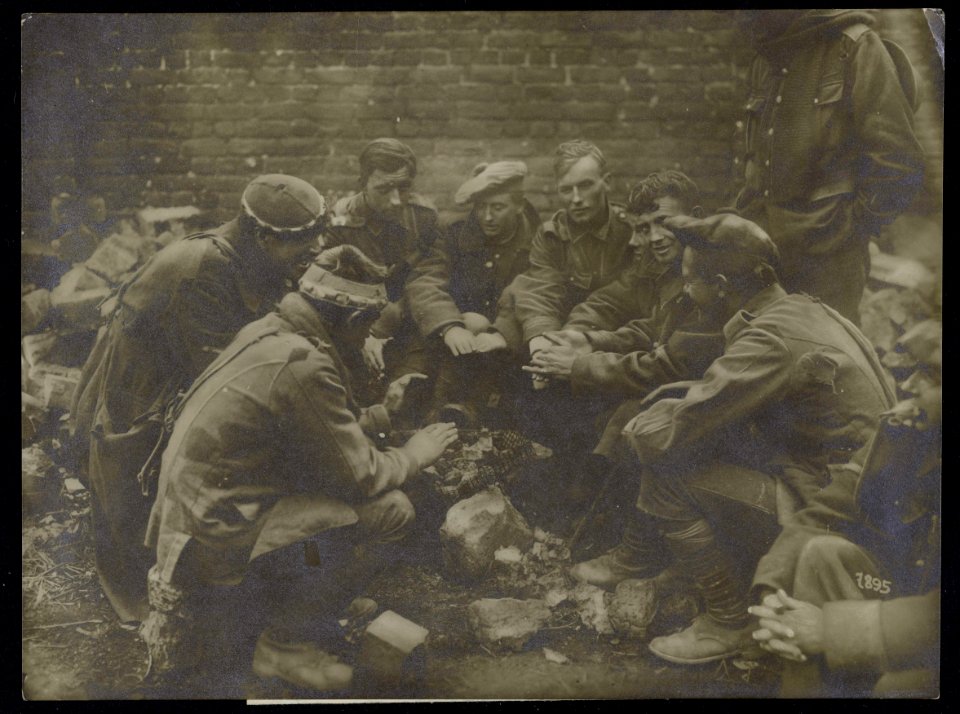 Een groep van in den strijd bij Bapaume gevangen genomen soldaten warmt zich bij, Bestanddeelnr 158-0836