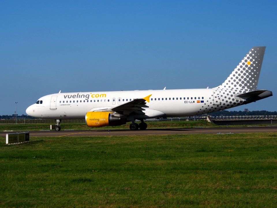 EC-LLM Vueling Airbus A320-214 - cn 4681 taxiing 18july2013 pic-004