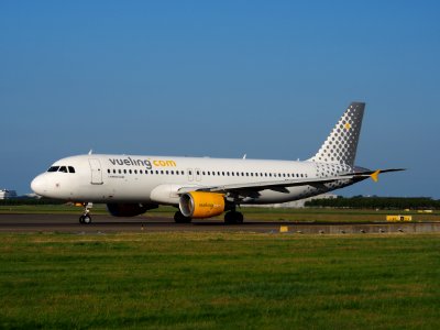 EC-KHN Vueling Airbus A320-216 - cn 3203 taxiing 18july2013 pic-001