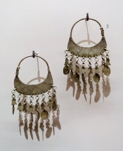 Earrings, purchased in Jerusalem, c. 1902, silver - Harvard Semitic Museum - Cambridge, MA - DSC06095