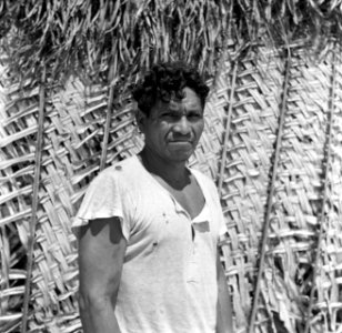 Een Arawak Indiaan in Pierrekondre in Suriname, Bestanddeelnr 252-6472