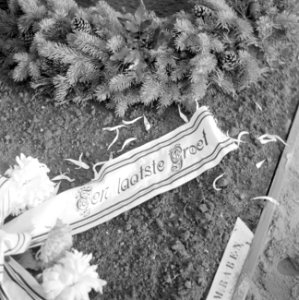 Een graf op de erebegraafplaats Bloemendaal in Overveen, Bestanddeelnr 255-9112