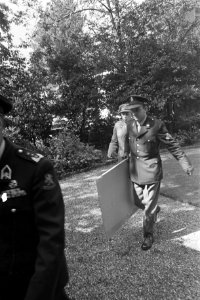 Een generaal arriveert om de situatie toe te lichten. Hij wordt gevolgd door een, Bestanddeelnr 921-6104 photo