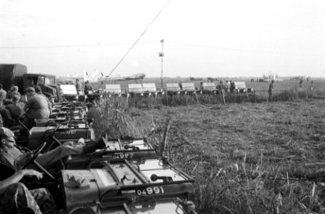 Een gedeelte van het materiaal van het Korps Speciale Troepen dat per vliegtuig , Bestanddeelnr 5490