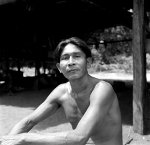 Een Arawak Indiaan in Pierrekondre in Suriname, Bestanddeelnr 252-6474