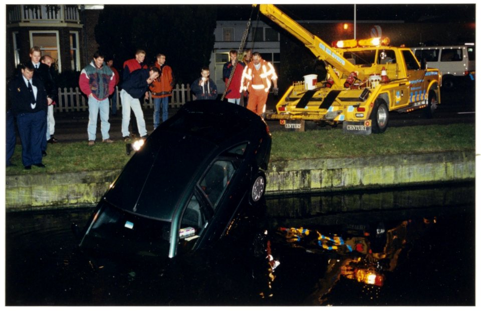 Een Bennebroeker die was vergeten zijn auto op de handrem te zetten, ontdekte op de avond van 23 november 1997 dat zijn Renault langzaam van de licht glooiende helling van de Reek was afgere, NL-HlmNHA 54037085