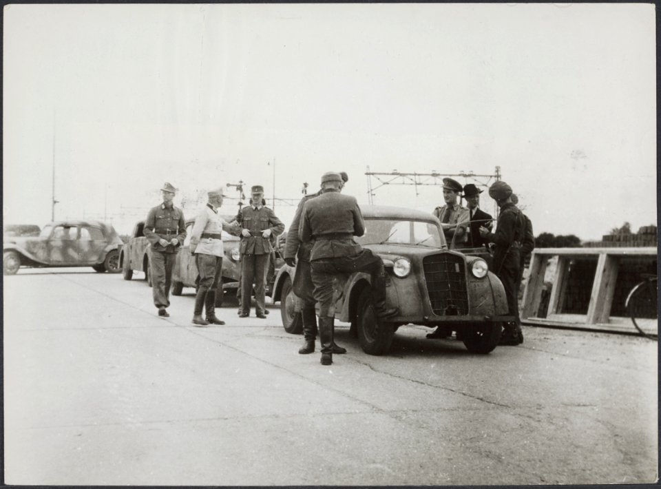 Een groep journalisten bij de ferry in Hoek van Holland, waar ze de mijnenvelden, Bestanddeelnr 512 026