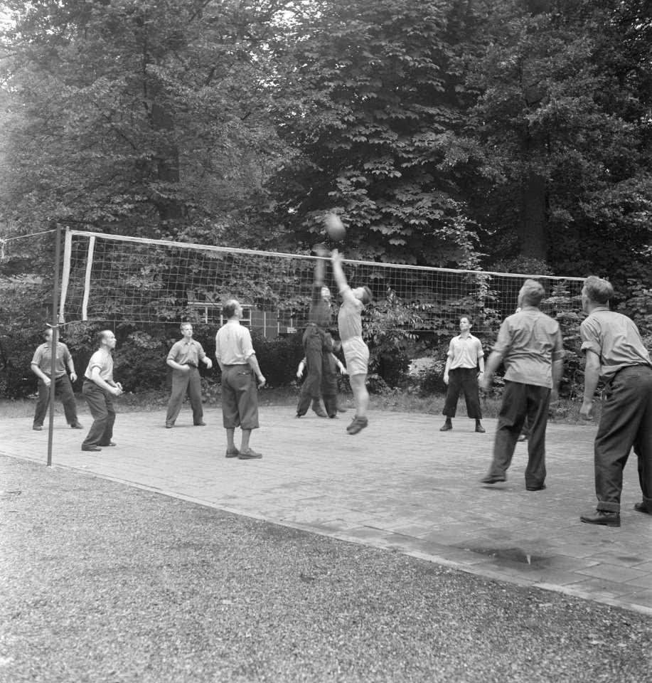 Een groep mannen speelt volleybal, Bestanddeelnr 251-9160