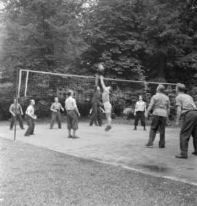 Een groep mannen speelt volleybal, Bestanddeelnr 251-9160